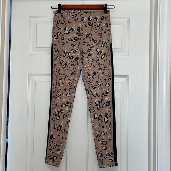 ✨Zella Carmine High Waist Crop Tan & Black Leopard Print Leggings - Picture 1 of 4